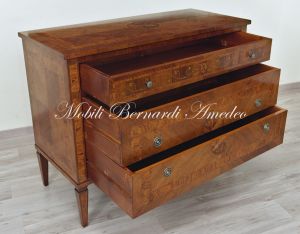 Prezioso cassettone artigianale in noce con intarsi in legno di ulivo e di rosa con 3 cassetti stile neoclassico